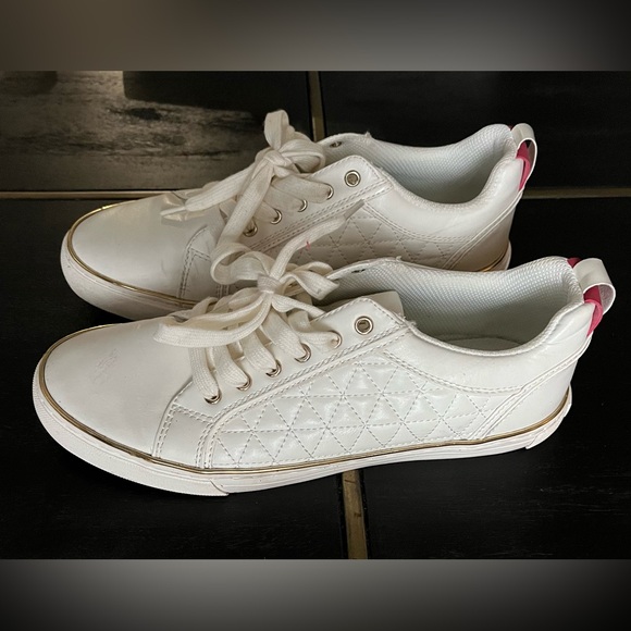 Guess Shoe Collection - Picture 1 of 3